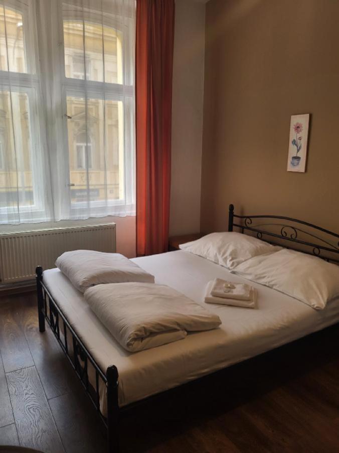 Pension Sunflower Praga Esterno foto