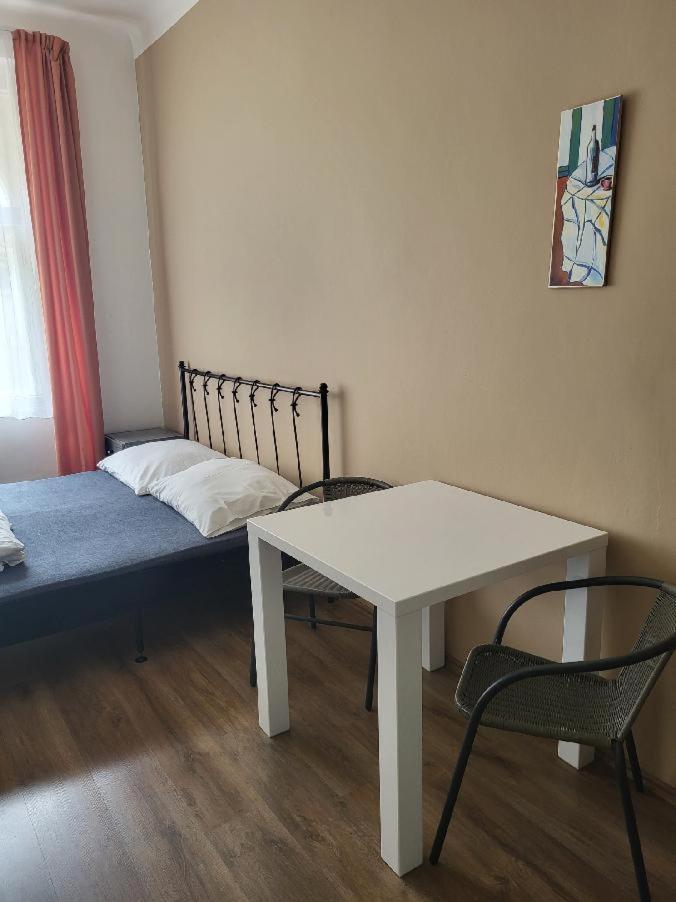 Pension Sunflower Praga Esterno foto
