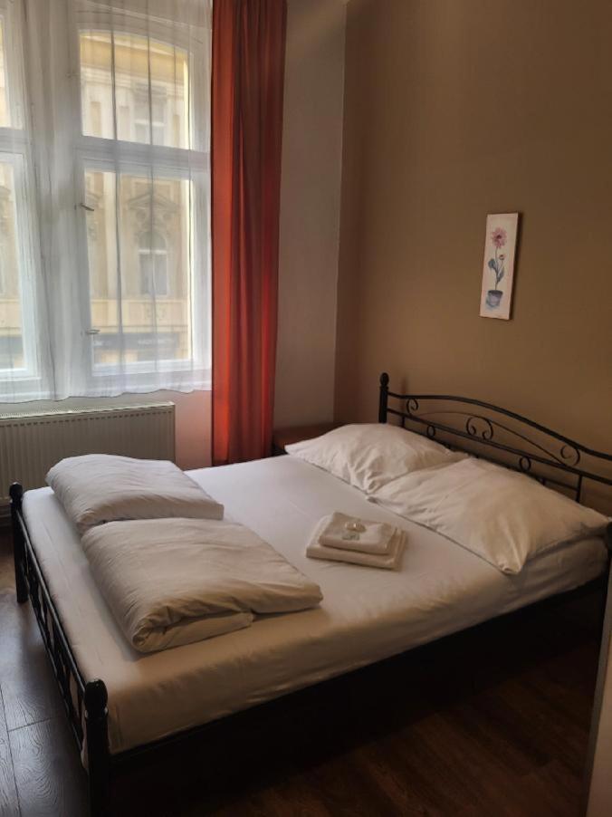 Pension Sunflower Praga Esterno foto