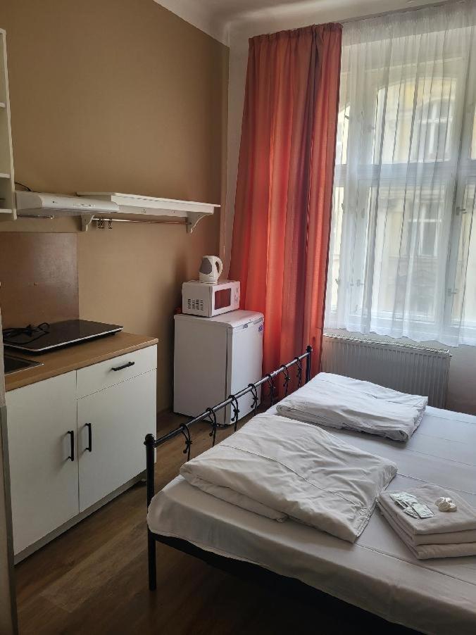 Pension Sunflower Praga Esterno foto